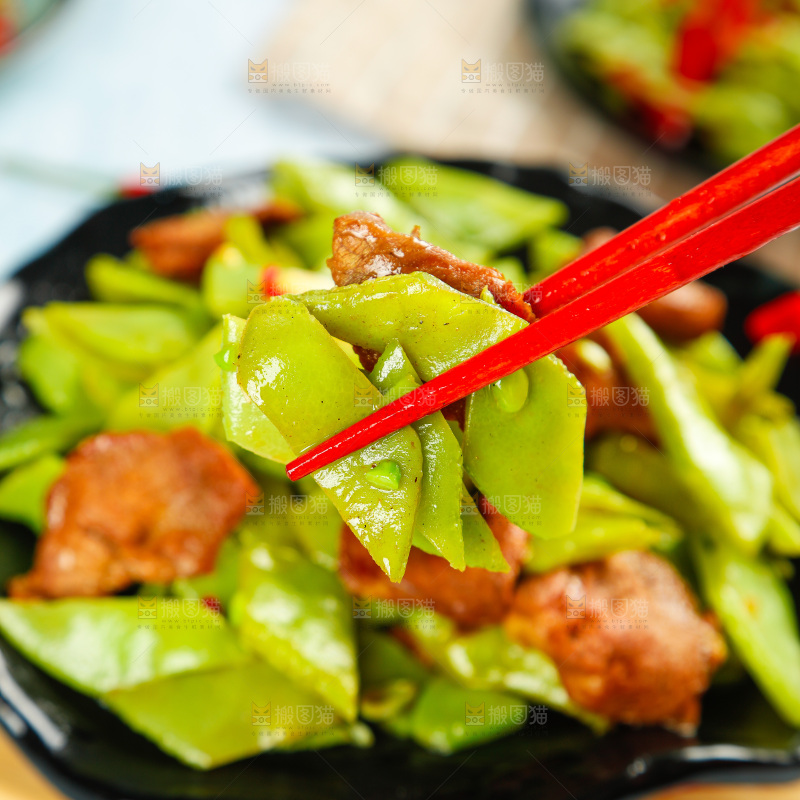盘子里装着扁豆炒肉