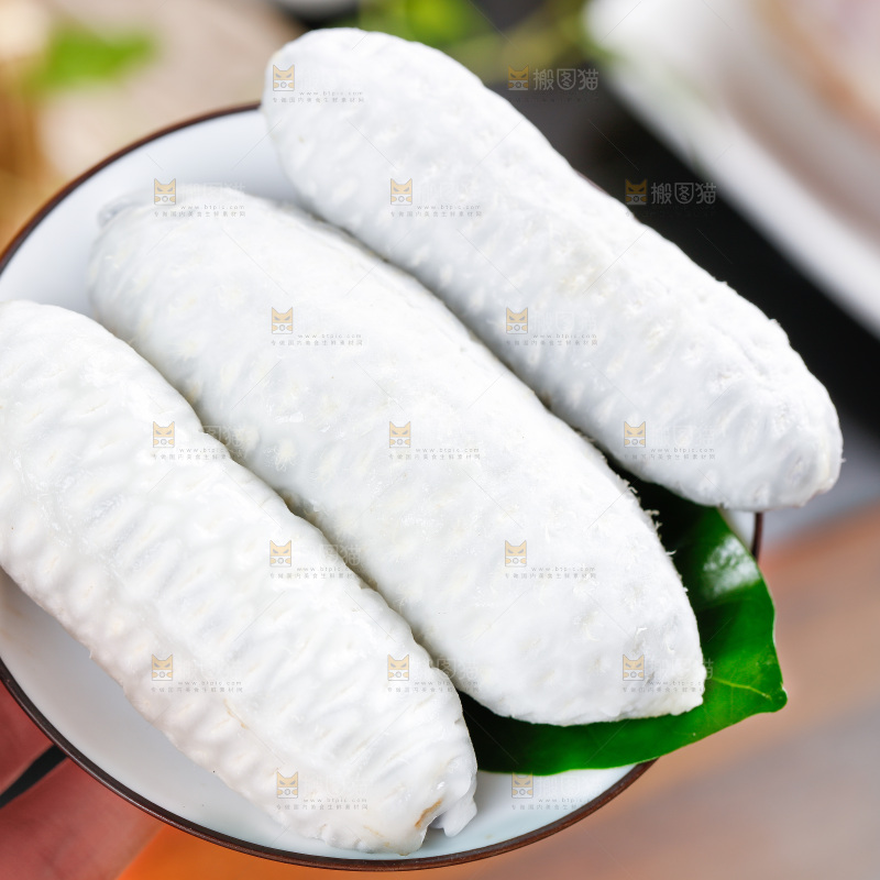 碟子里放着剥皮的八月瓜