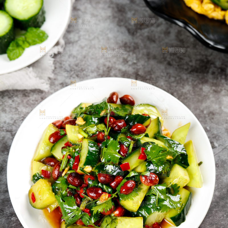 盘子里装着花生米拌黄瓜