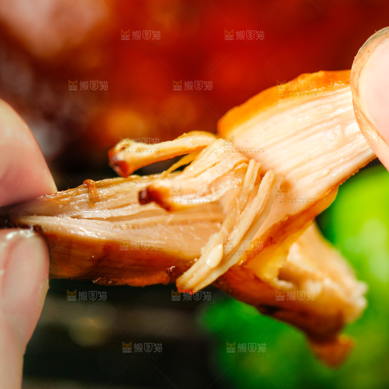 手里拿着香辣鸡腿