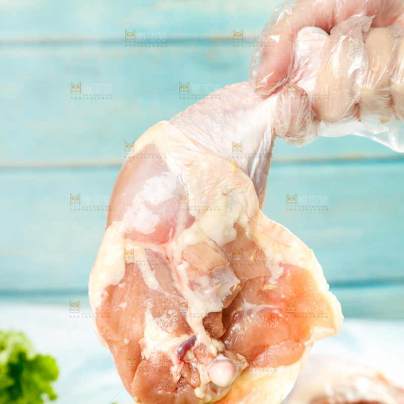 手里拿着鸡腿