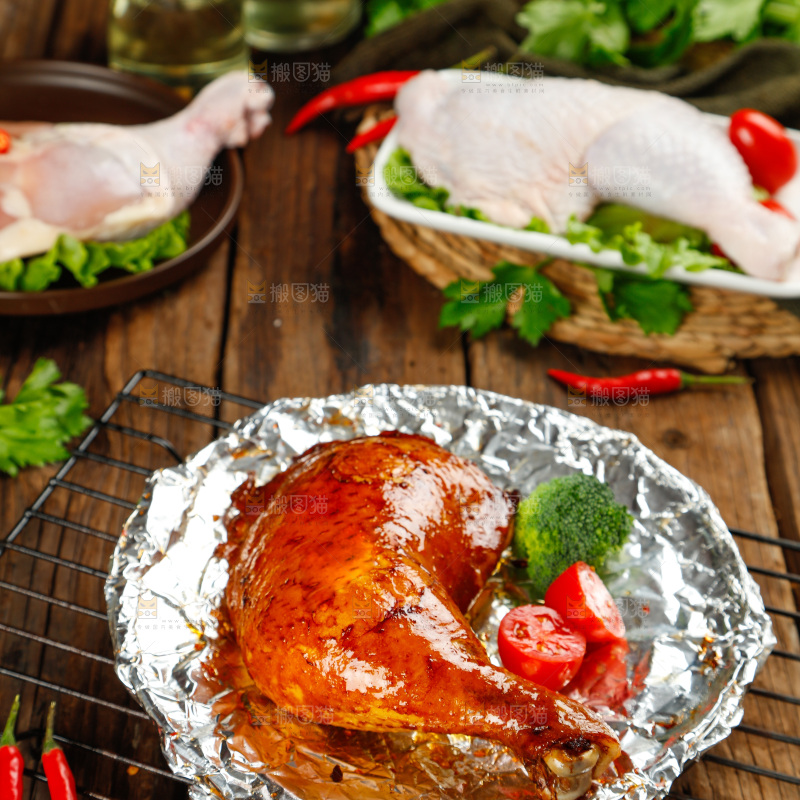 碟子里放着着蜜汁鸡腿