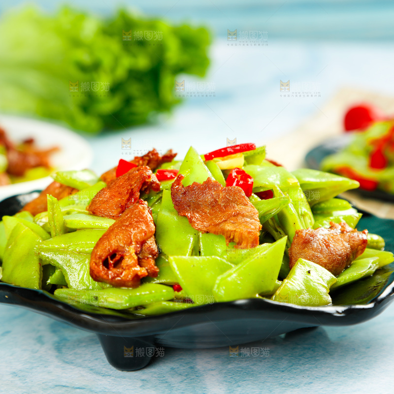 盘子里装着扁豆炒肉