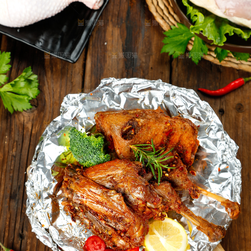 碟子里放着着蜜汁鸡腿