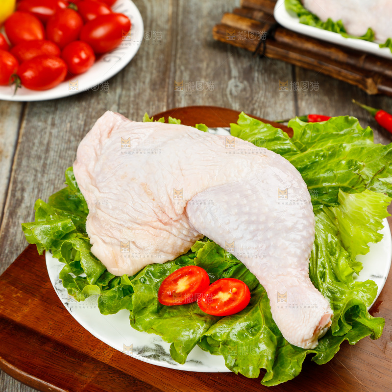 盘子里装着鸡腿