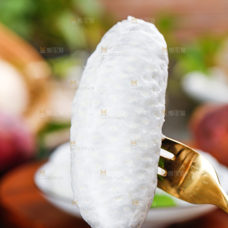 碟子里放着剥皮的八月瓜