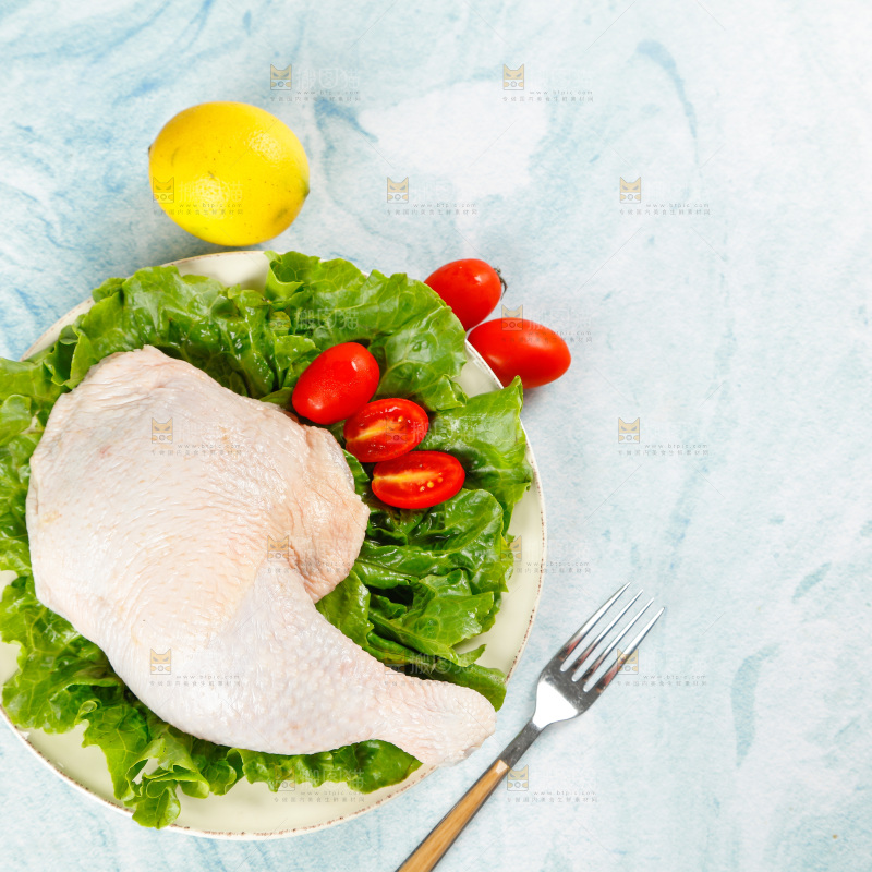 盘子里装着鸡腿