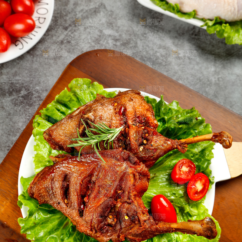 盘子里装着香辣鸡腿