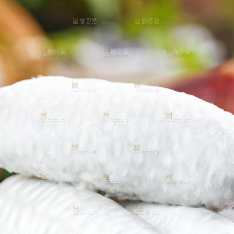 碟子里放着剥皮的八月瓜