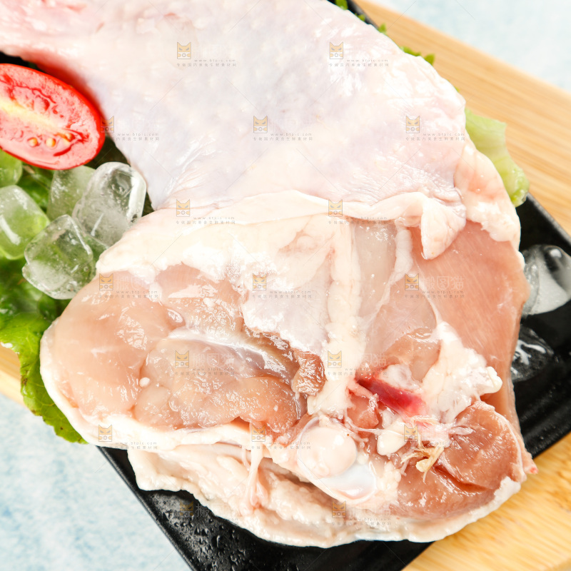 碟子里装着鸡腿