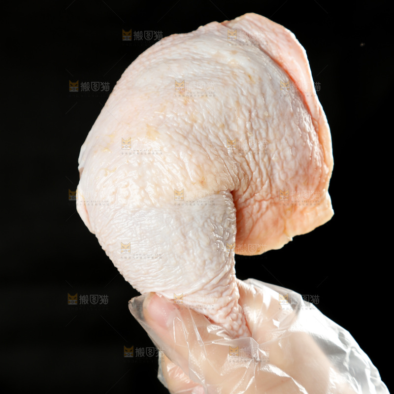 手里拿着大鸡腿