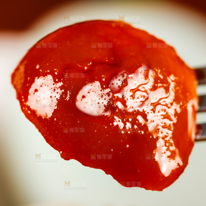 叉子叉着一个流油的海鸭蛋黄