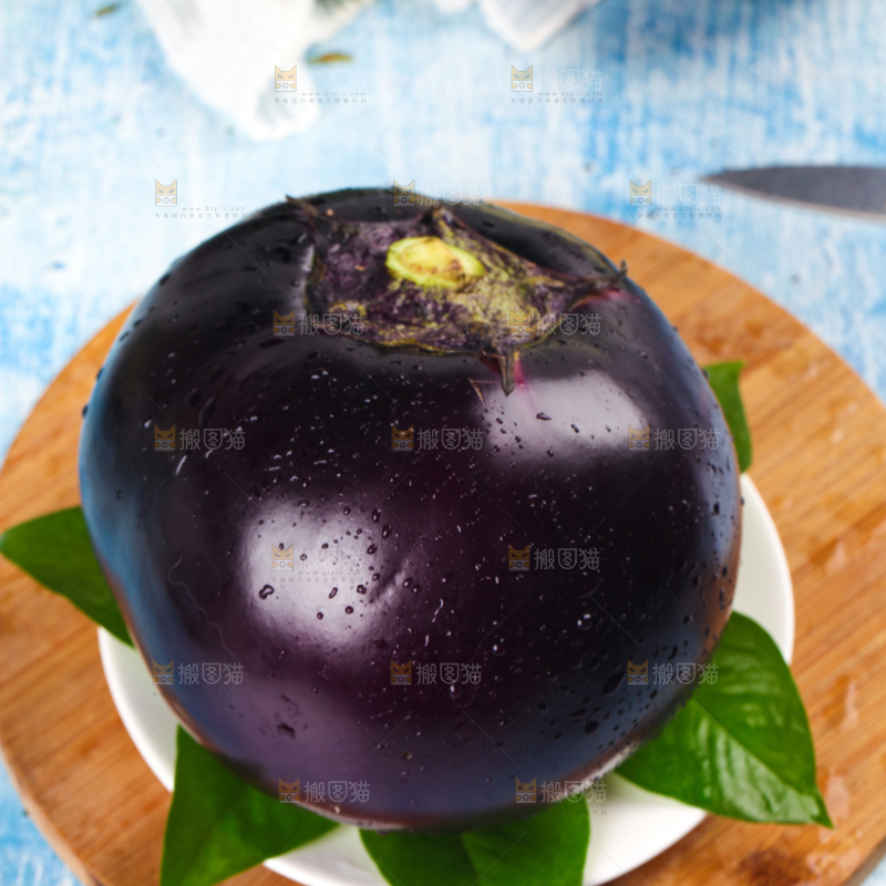 盘子里的紫圆茄子