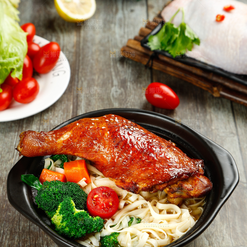 碗里装着鸡腿面