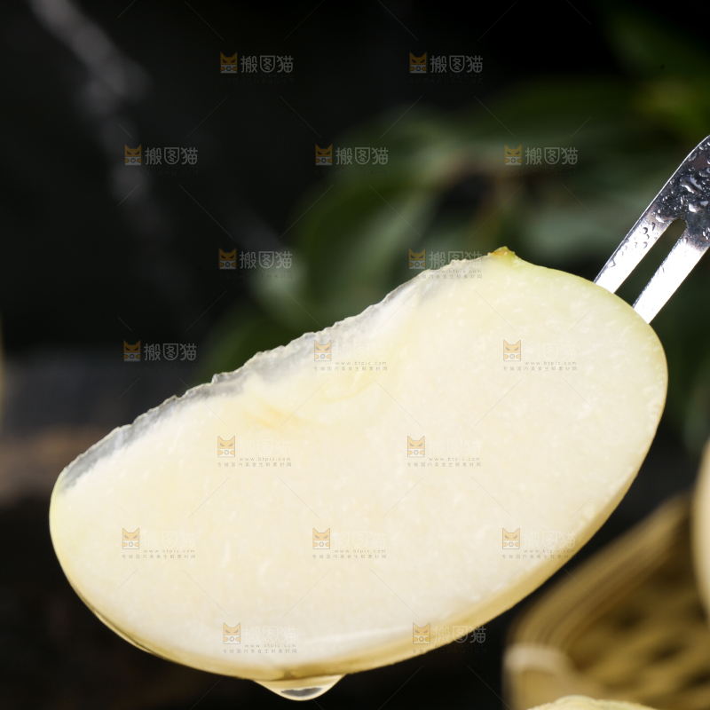 手里拿着奶油富士苹果