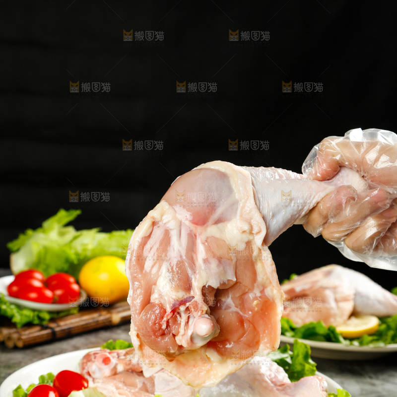 手里拿着大鸡腿