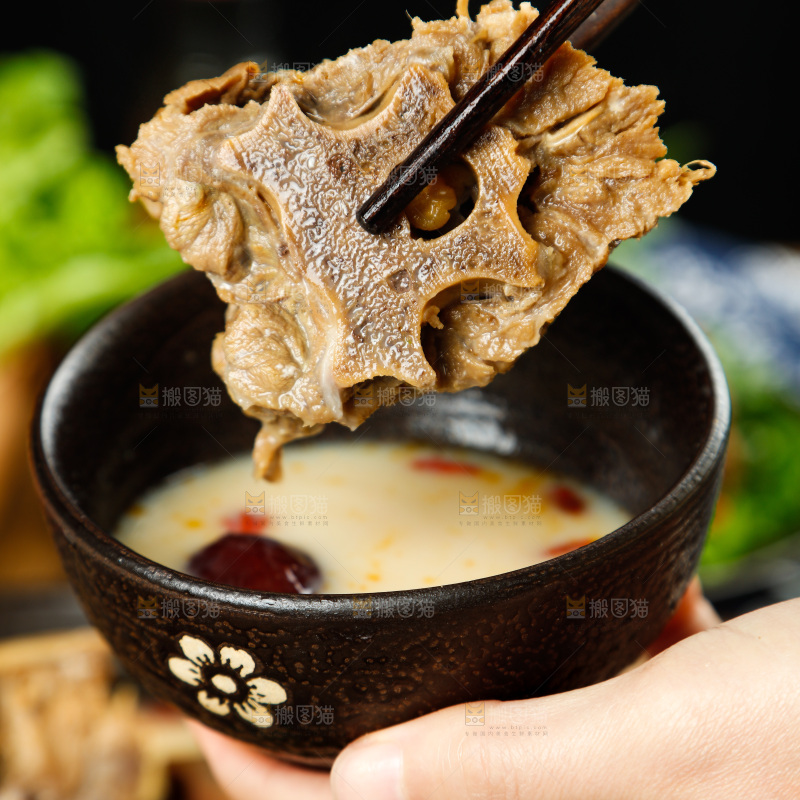 手里端着羊蝎子汤
