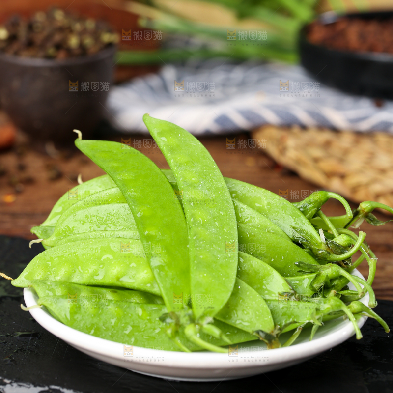 盘子里摆放着荷兰豆