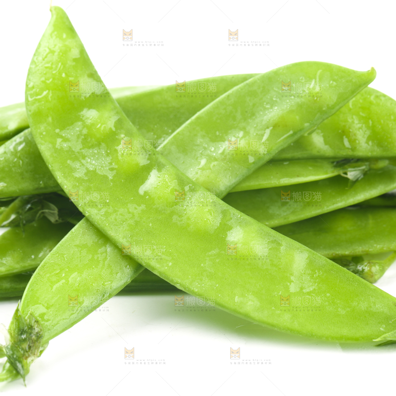 白底上摆放着豌豆荚