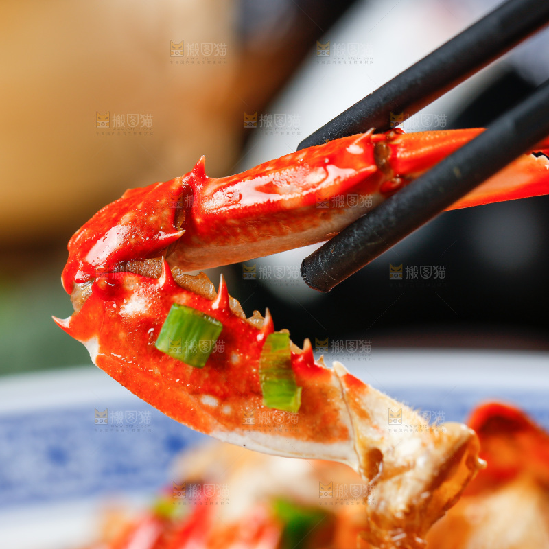 筷子夹着香辣蟹钳
