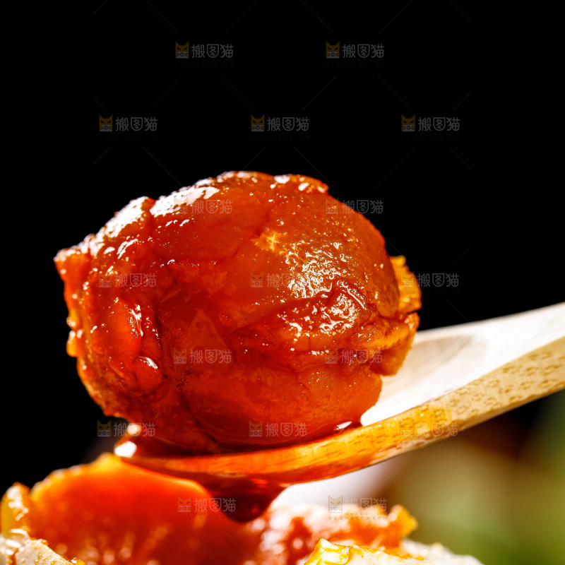 木底上勺子里的海鸭蛋黄