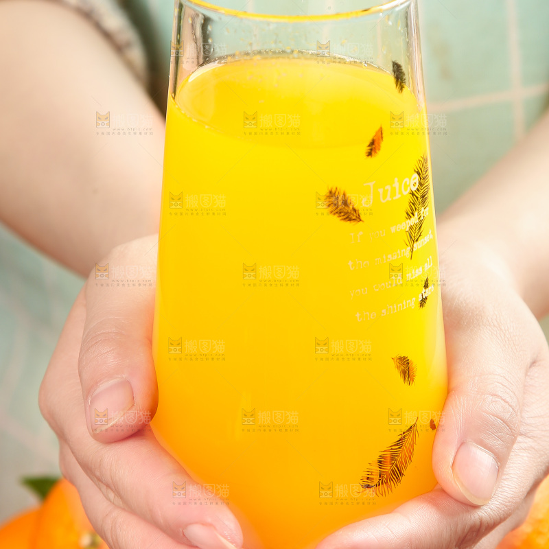 手里拿着橙子