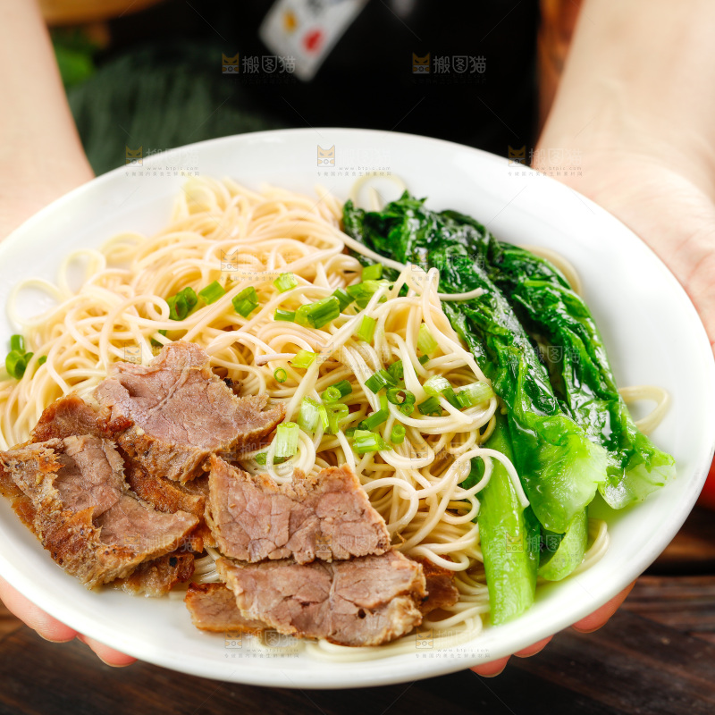手端一碗牛肉面