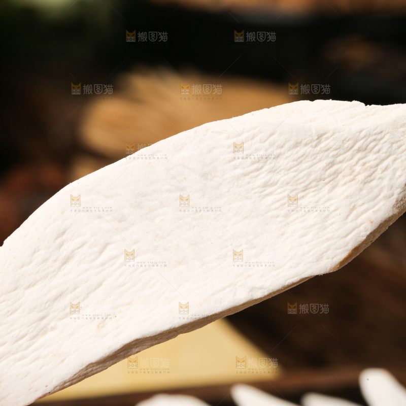 手里拿着山药片