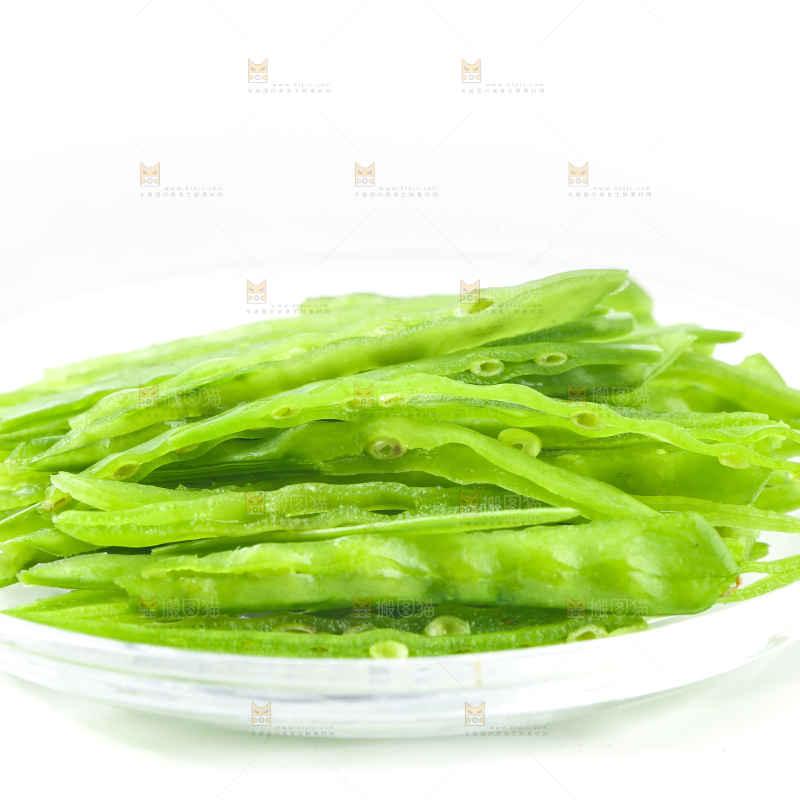 盘子里摆放着荷兰豆