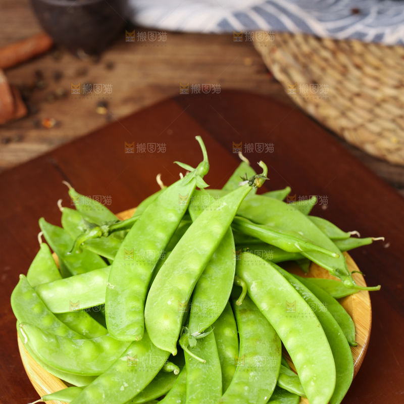 木底上放着荷兰豆