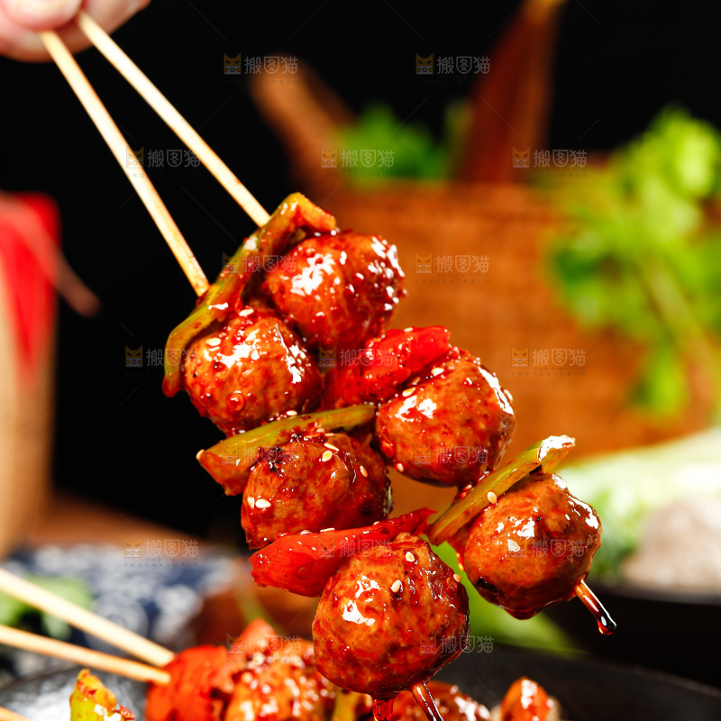 手拿牛肉丸串