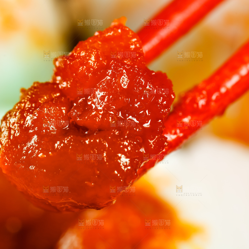 筷子夹着海鸭蛋黄