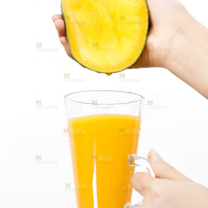 手拿一杯凯特芒果汁