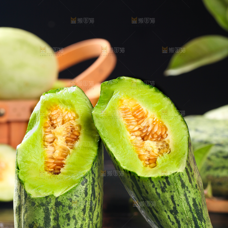 黑底上放着掰开的酥蜜甜瓜