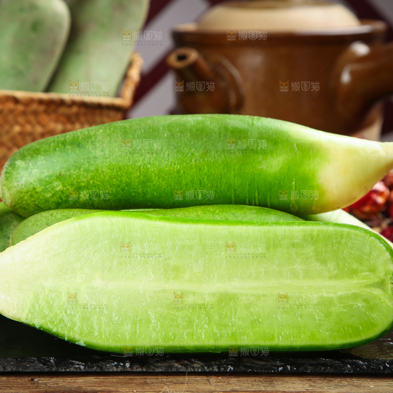 木底上摆放着青萝卜
