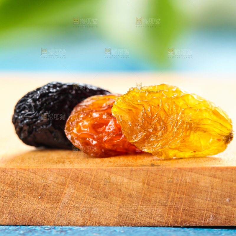 木板上的三色吐鲁番葡萄干
