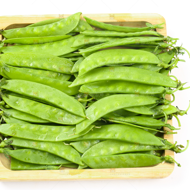 盘子里摆放着荷兰豆
