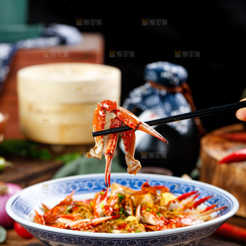筷子夹着香辣蟹钳