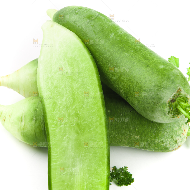 白底上摆放着绿心萝卜