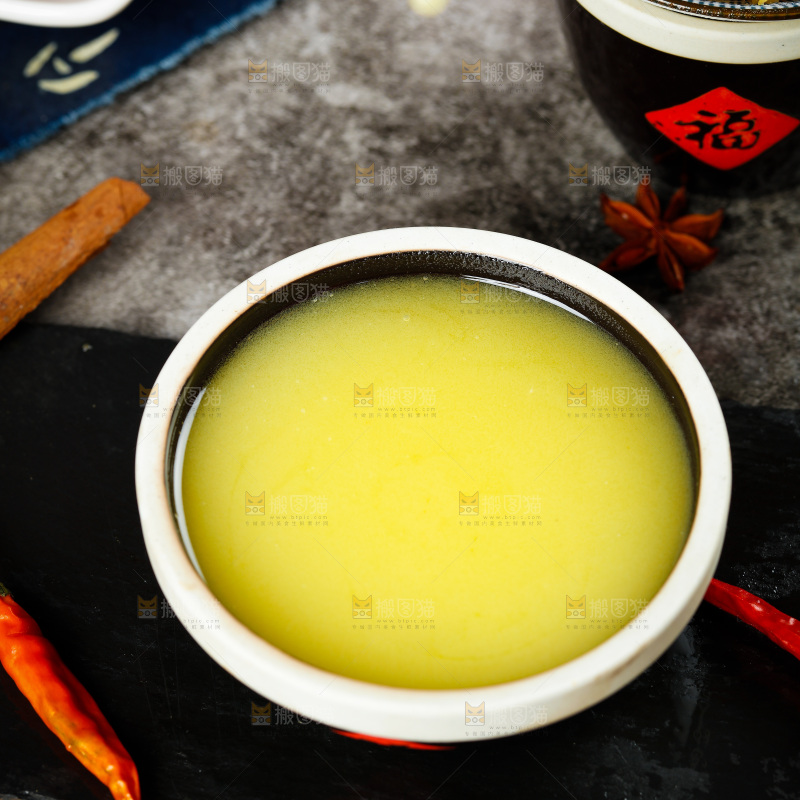 碗里装着鸡油