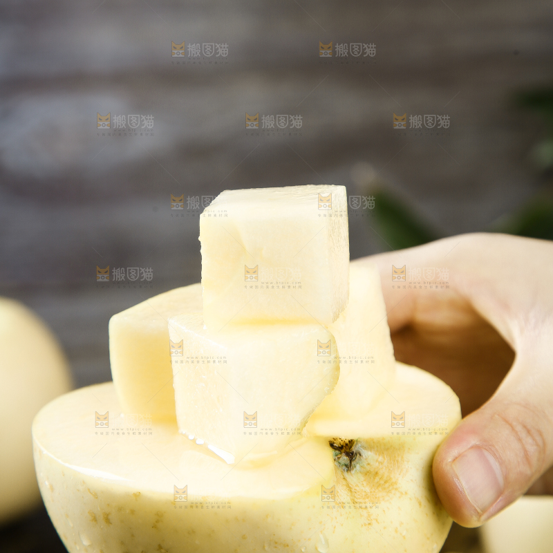 手里拿着奶油富士苹果