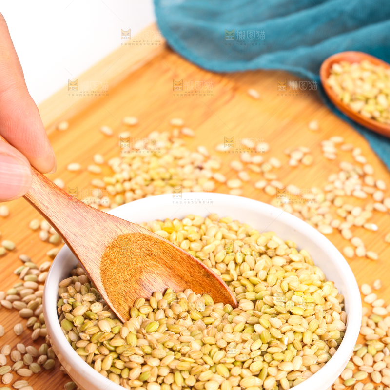 木底上放着一碗绿香米