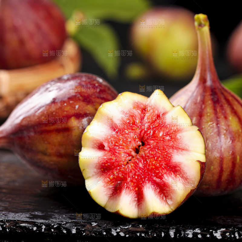 木底上放着切开的云南红皮无花果