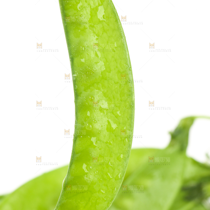 白底上摆放着豌豆荚