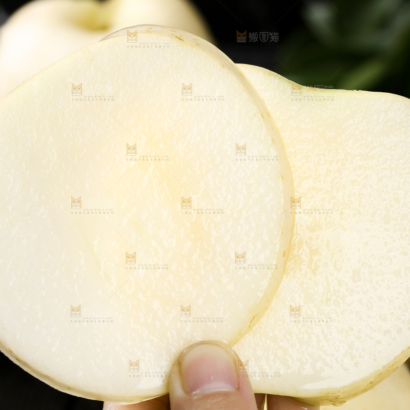 手里拿着奶油富士苹果