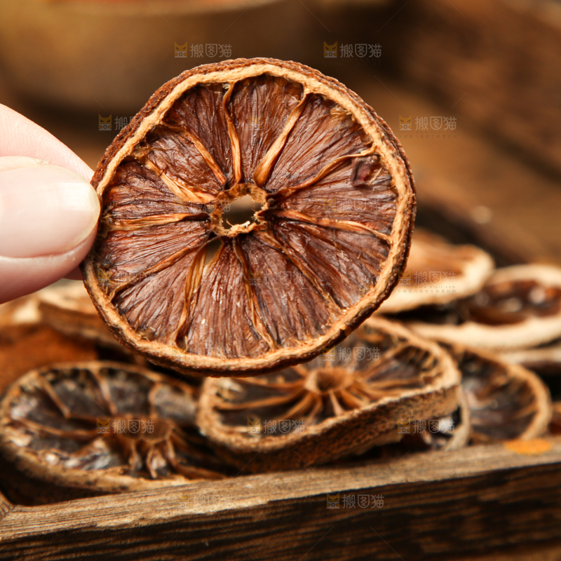 手里拿着干柠檬片