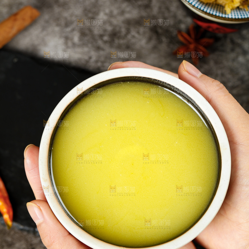 碗里装着鸡油