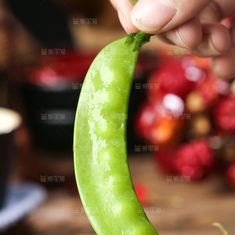 手里拿着荷兰豆