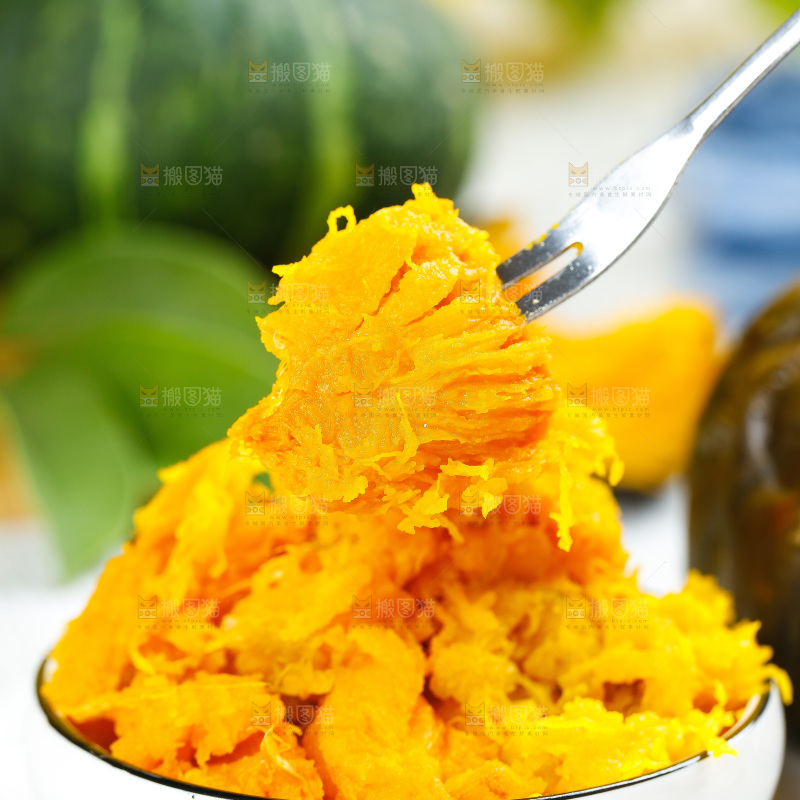 叉子叉着贝贝瓜果肉