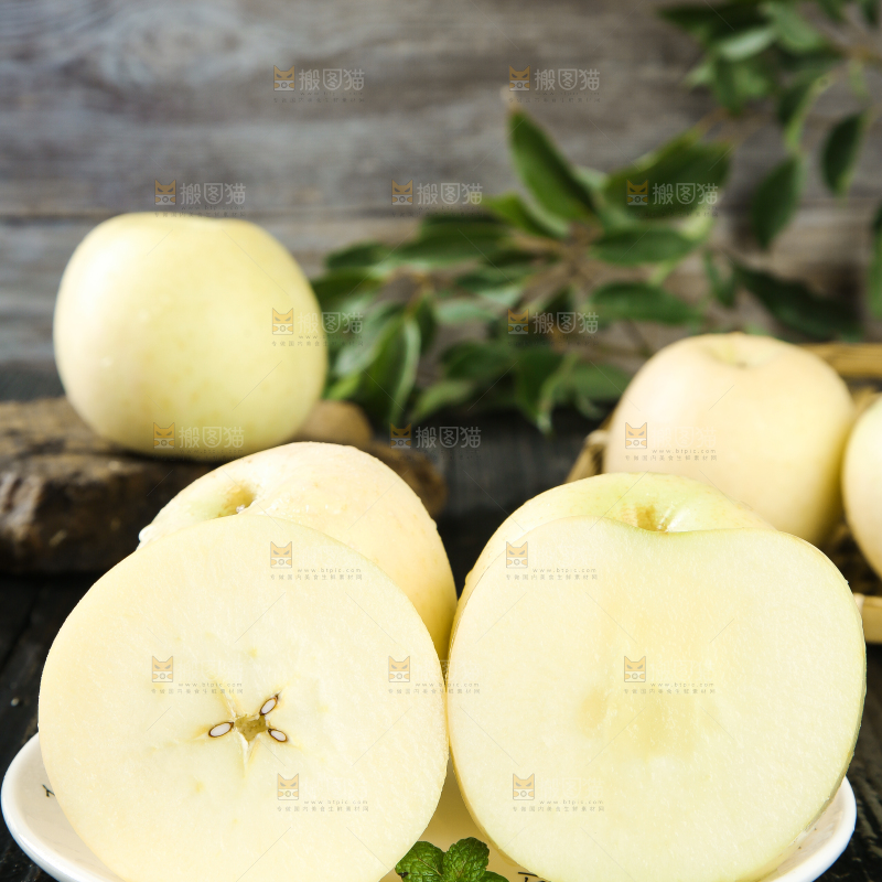 盘子里装着奶油苹果